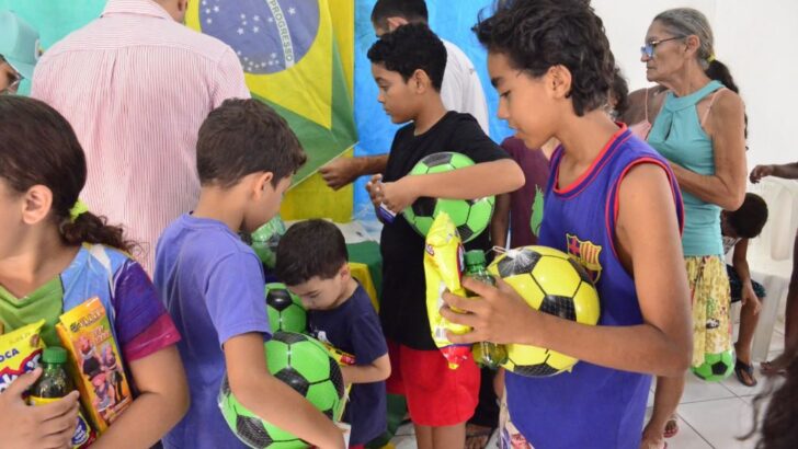 Crianças e familiares em atividade no comércio