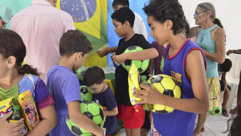 Crianças brincam em área recreativa