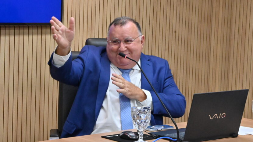 Deputado Dr. Bernardo sentado durante atividade na Assembleia Legislativa