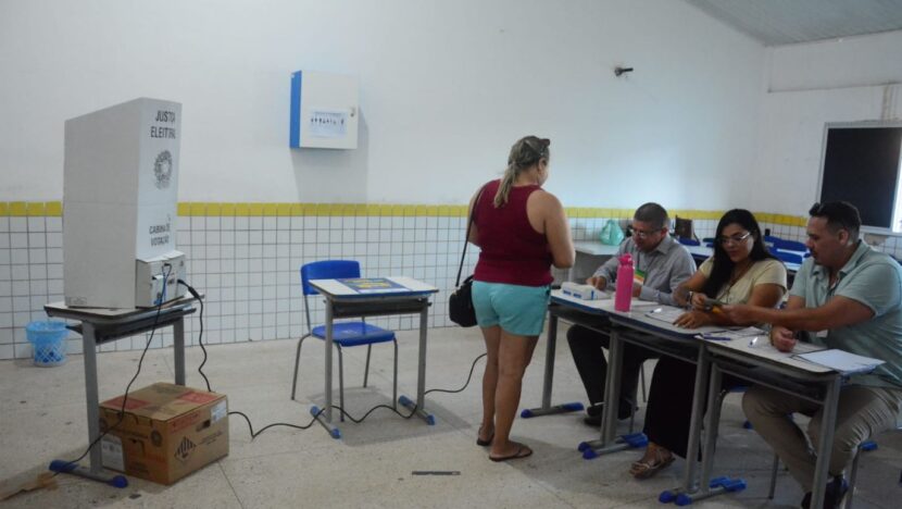 Movimento em local de votação em Extremoz, na Grane Natal; RN tem 2,6 milhões de eleitores aptos a votar - Foto: José Aldenir