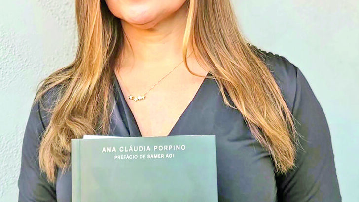 Ana Cláudia Porpino segura o livro Convença-me se for Capaz