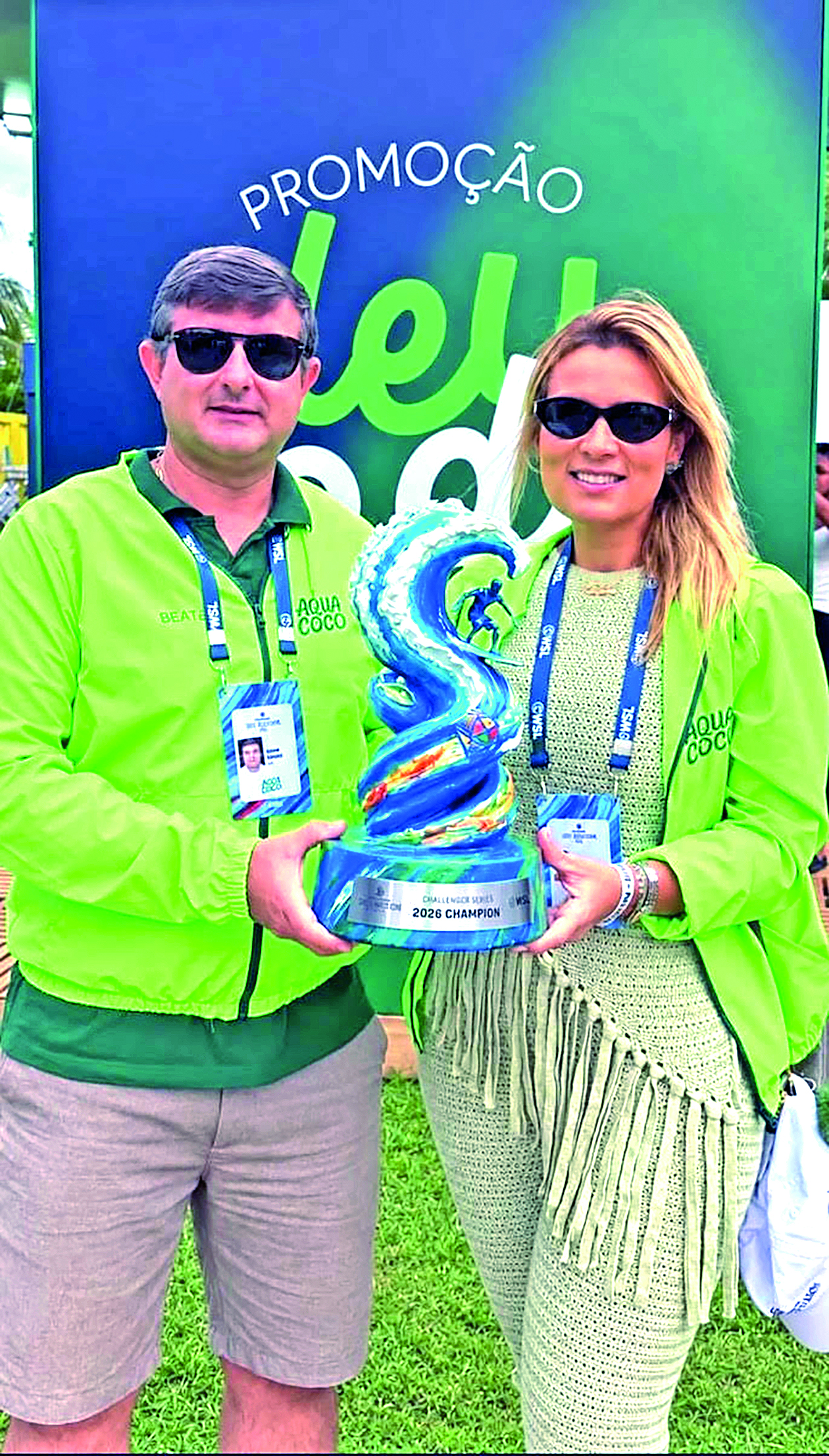 Diogo e Tahiane da AquaCoco seguram troféu em Maresias