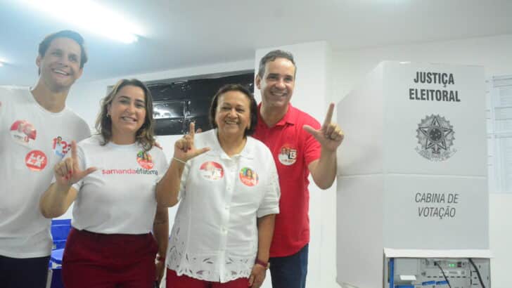 Fátima Bezerra com Cadu de Lula, Samanda de Lula e Rafael Motta em local de votação