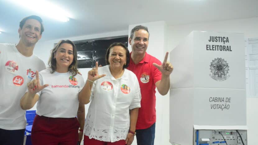 Fátima Bezerra com Cadu de Lula, Samanda de Lula e Rafael Motta em local de votação