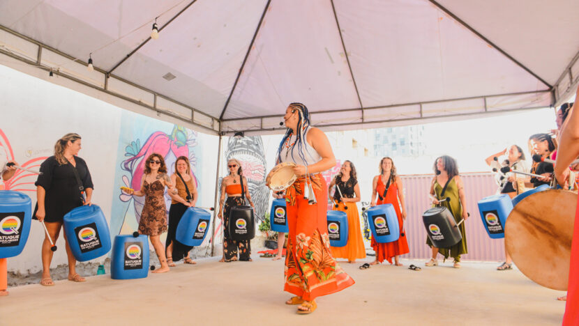 Apresentação de mulheres em espaço cultural na Vila de Ponta Negra