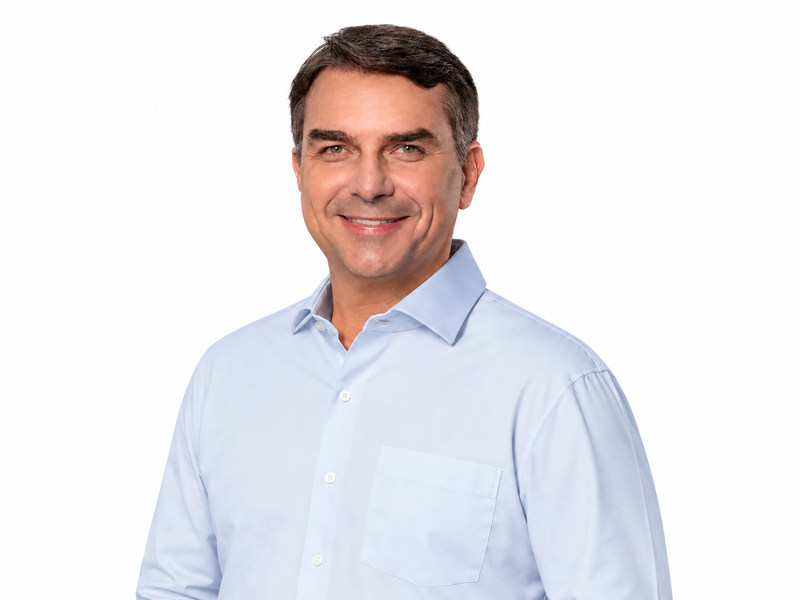 Flávio Bolsonaro de camisa azul