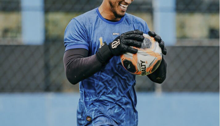 Goleiro Éwerton Correia usa uniforme do QFC