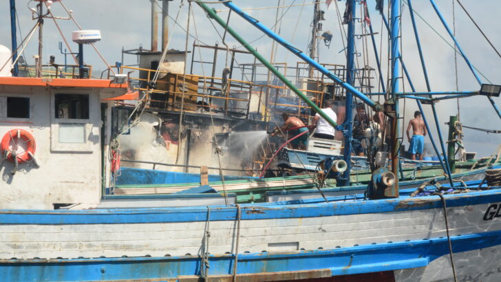 Embarcação atingida por incêndio no Rio Potengi, em Natal