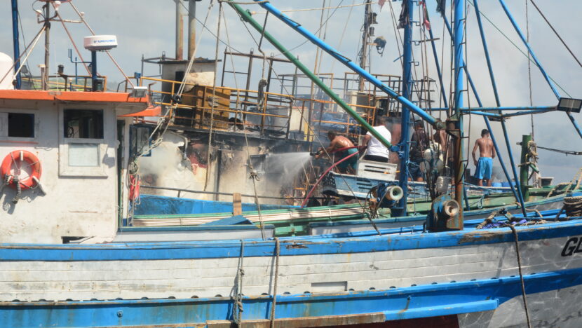 Embarcação atingida por incêndio no Rio Potengi, em Natal
