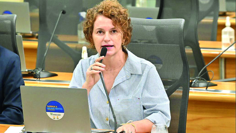 Deputada Isolda Dantas fala ao microfone na Assembleia Legislativa do Rio Grande do Norte