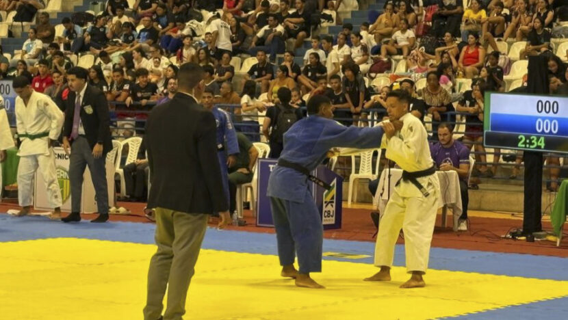 Judocas disputam combate em competição no Rio Grande do Norte