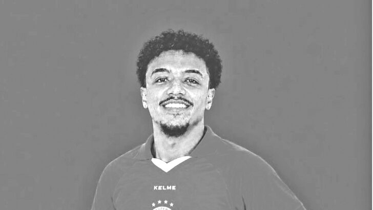 Klayver sorri com o uniforme do América-RN em retrato em preto e branco