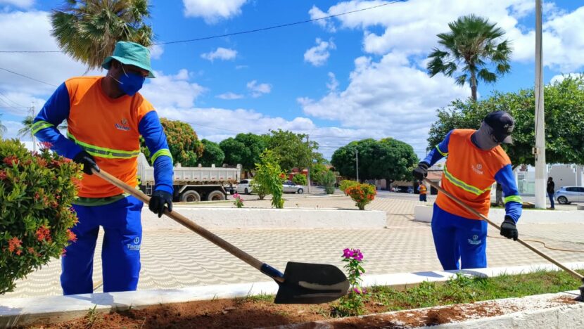 Equipe da Prefeitura do Assú limpa canteiro de cemitério para o Dia de Finados