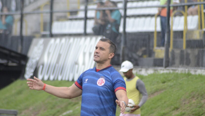 Ranielle Ribeiro, treinador do América, à beira do campo