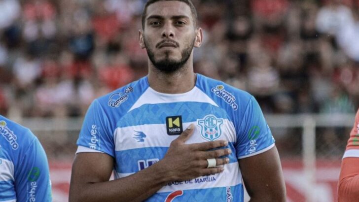 Zagueiro Luizão com a camisa do Marília