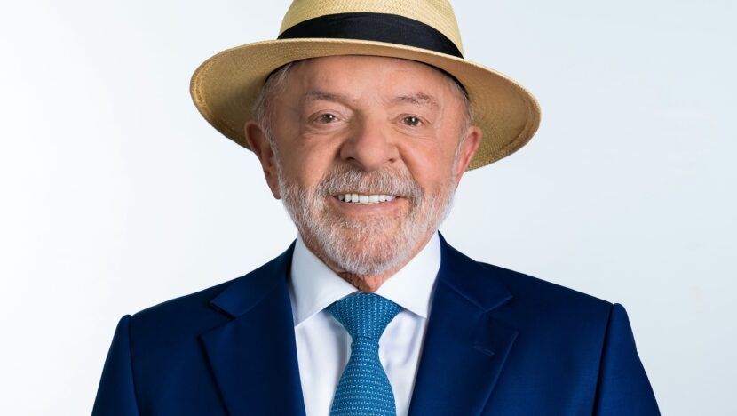 Luiz Inácio Lula da Silva usa terno e chapéu