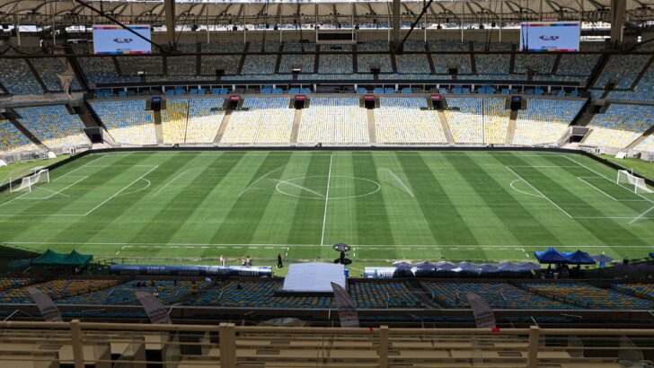 Vista do gramado e das arquibancadas do Maracanã