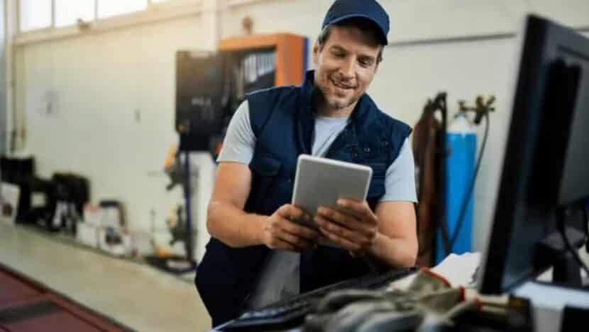 Empreendedor consulta um tablet em oficina