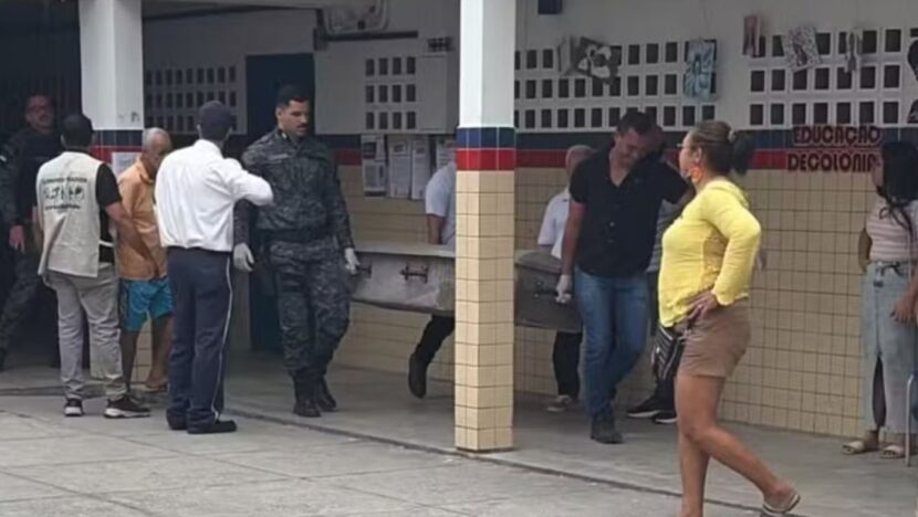 gentes policiais carregam caixão com corpo de homem que morreu em zona eleitoral em Cupira (PE) - Foto: Reprodução