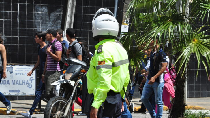 Agente de trânsito com capacete durante fiscalização em Natal