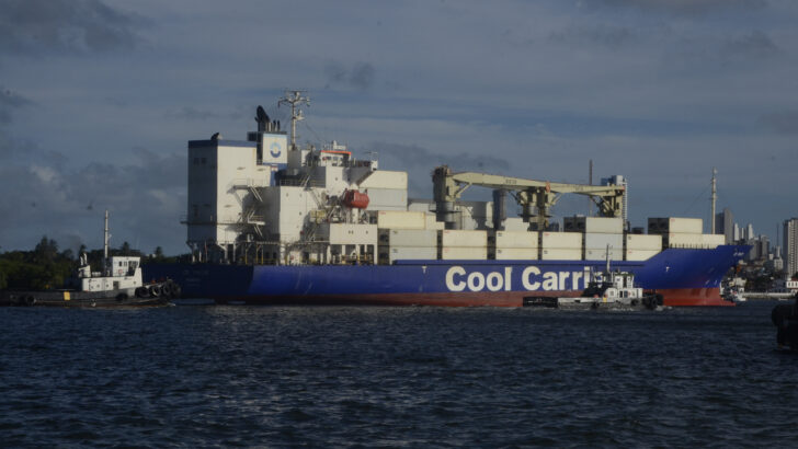 Navio cargueiro atracado no Porto de Natal