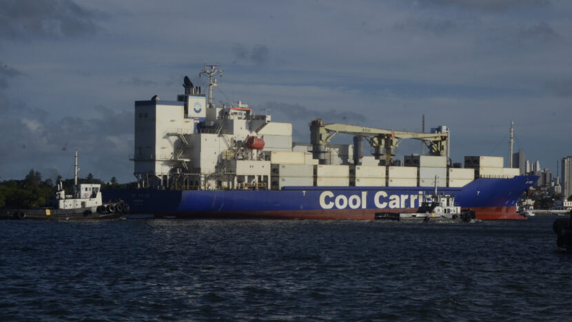 Navio cargueiro atracado no Porto de Natal