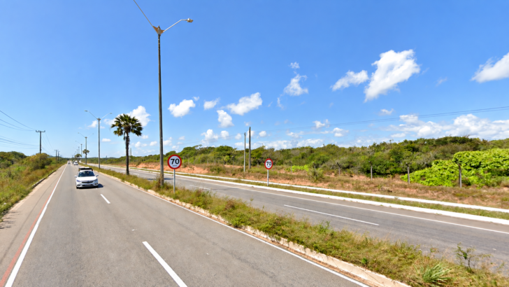 Ciclistas pedalando em faixa da rodovia Rota do Sol, em Parnamirim