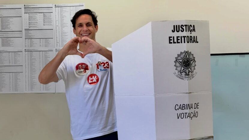 Candidato ao Senado Rafael Motta (PDT) durante votação em Capim Macio, na Zona Sul de Natal - Foto: Divulgação