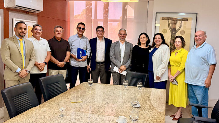 Representantes do Governo do RN e da Femurn reunidos em sala de reuniões