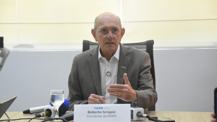 Roberto Serquiz, presidente da Fiern, sentado à mesa durante entrevista
