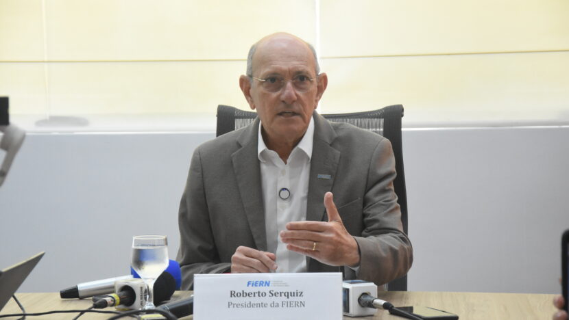 Roberto Serquiz, presidente da Fiern, sentado à mesa durante entrevista