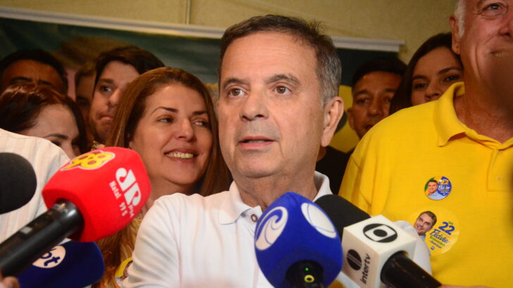 Rogério Marinho durante entrevista coletiva no Hotel Majestic