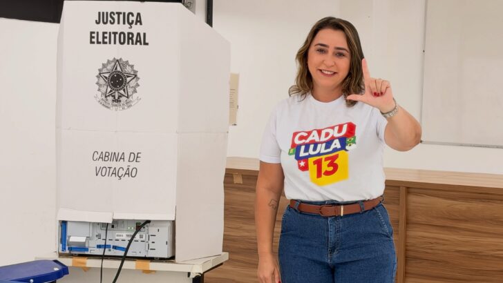 Senadora eleita Samanda Alves (PT) em local de votação na Zona Sul de Natal, neste domingo 25 - Foto: Reprodução