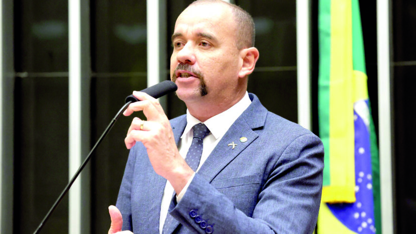 Sargento Gonçalves fala ao microfone
