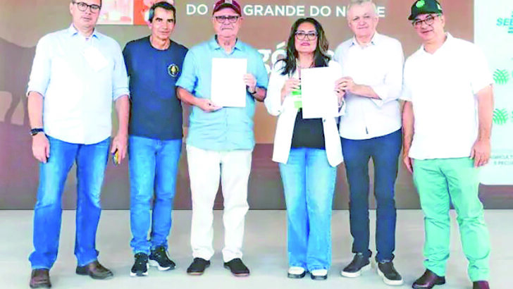 Representantes do Sebrae e do Ministério da Agricultura durante assinatura do protocolo