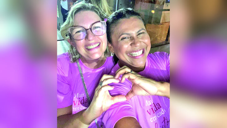 Anna Lucy e Simone Silva usando camisetas rosas