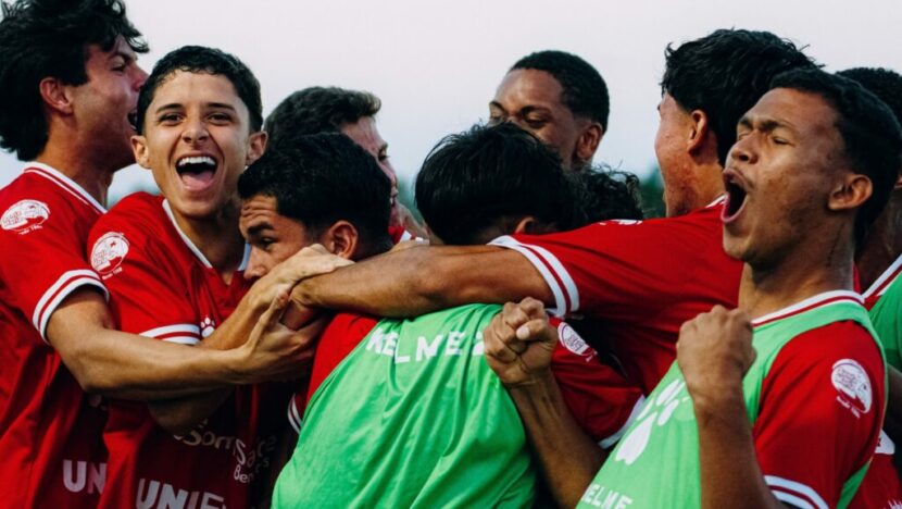 Jogadores do América-RN comemoram juntos durante partida das categorias de base