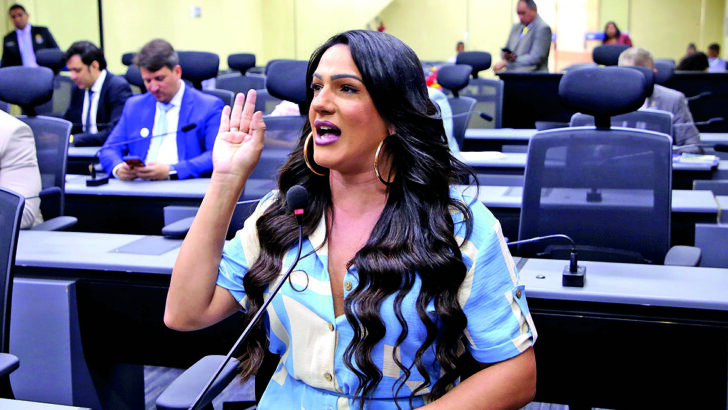 Thabatta Pimenta fala ao microfone no plenário da Câmara Municipal de Natal