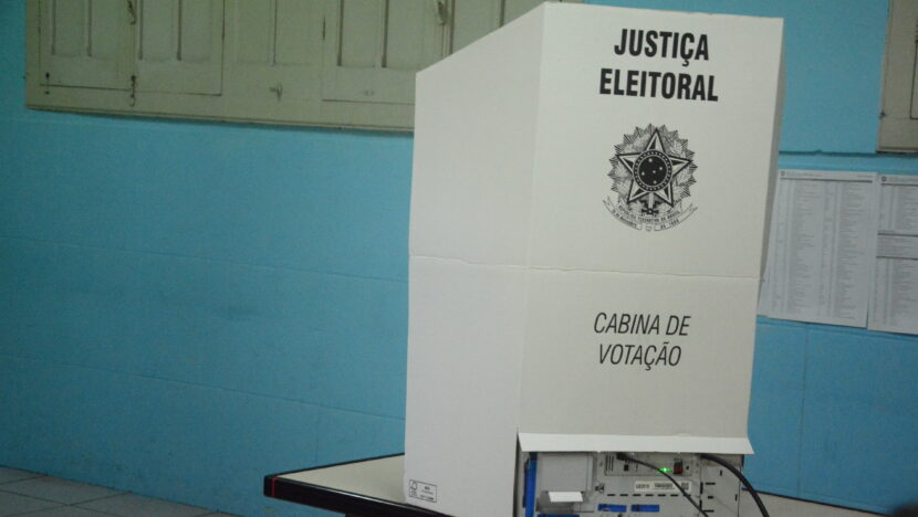 Urna eletrônica em local de votação em Natal - Foto: José Aldenir
