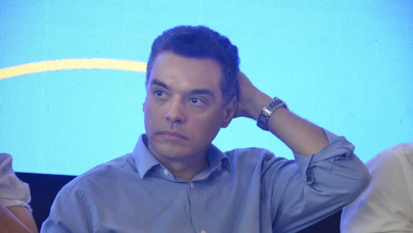 Walter Alves sentado durante evento
