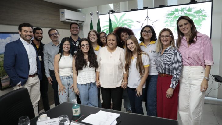 Grupo de estudantes do IERN Natal e participantes de encontro na Governadoria posam para fotografia