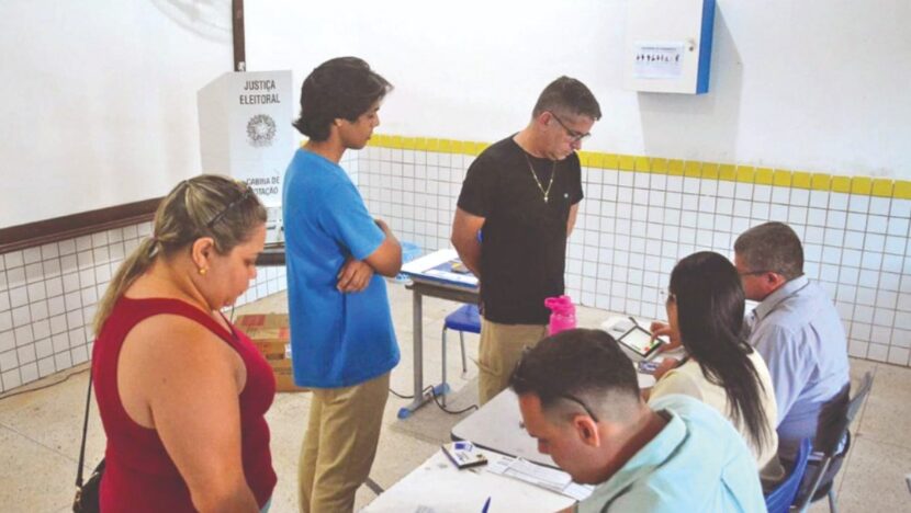 Eleitores e mesários em uma seção eleitoral durante a votação