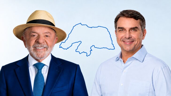 Montagem com retratos de Lula, à esquerda, usando terno azul, gravata e chapéu de palha, e Flávio Bolsonaro, à direita, vestindo camisa azul-clara, separados pelo contorno do mapa do Rio Grande do Norte
