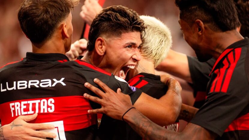 Jogadores do Flamengo comemoram durante o Fla-Flu no Maracanã