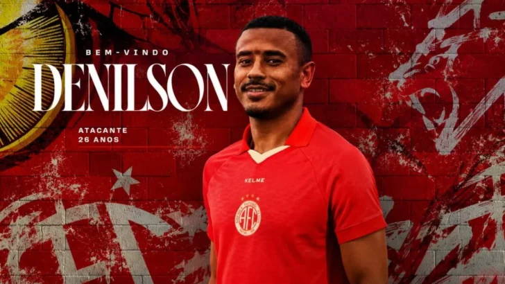Arte de apresentação do atacante Denílson, vestindo camisa vermelha do América-RN, diante de um fundo vermelho com o nome do jogador e a mensagem “Bem-vindo”