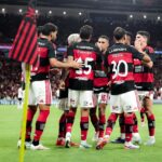 Jogadores do Flamengo, entre eles Carrascal e Freitas, comemoram juntos perto da bandeira de escanteio