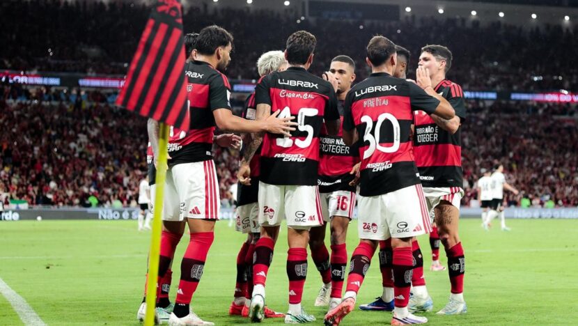 Jogadores do Flamengo, entre eles Carrascal e Freitas, comemoram juntos perto da bandeira de escanteio