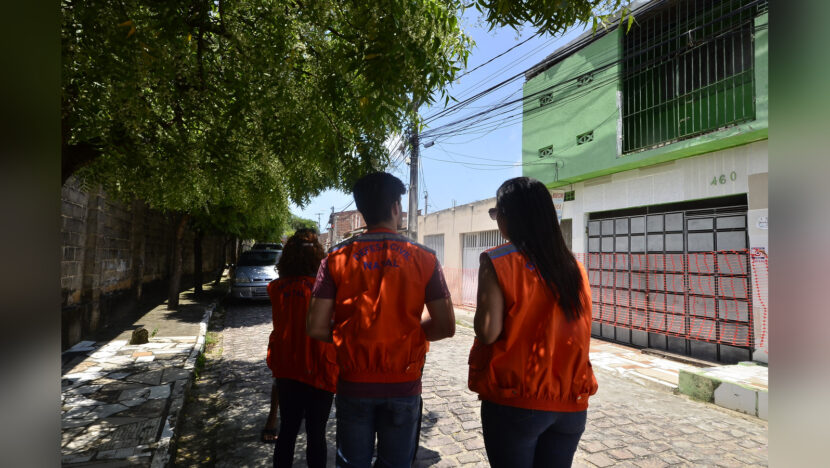 Agentes municipais em frente às casas da Rua Marcassita, em Neópolis