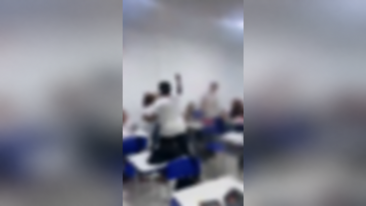 Registro desfocado de estudantes em sala de aula da Escola Estadual Cid Rosado, em Encanto, com barras laterais borradas