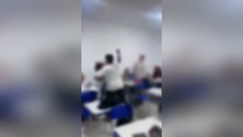 Registro desfocado de estudantes em sala de aula da Escola Estadual Cid Rosado, em Encanto, com barras laterais borradas